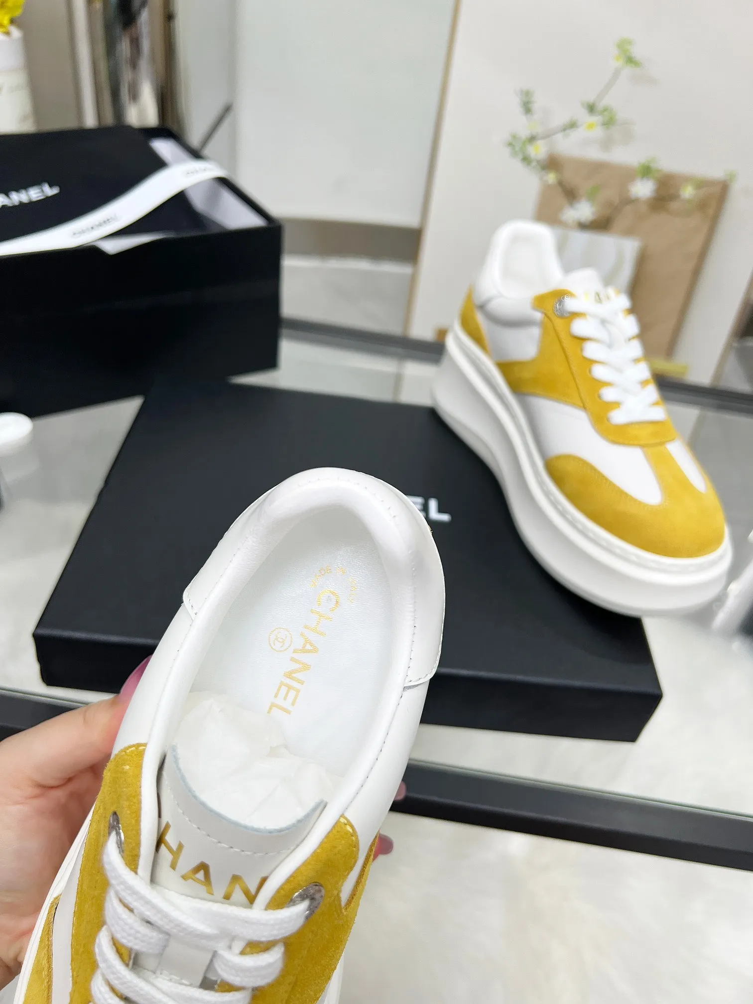 👟👟Ex-factory price 480👟👟 CHANEL 25C spring and summer new sports shoes official website is available at the same time ❤️ Counter out-of-stock kings. Major bloggers are recommending new styles on social days. This season’s new styles are simply eye-catching and look great on the feet. The casual casual sports style is refreshing and natural, interpreting Chanel’s fashionable femininity. The overall customization makes all sports models on the market at that time obsolete. This series is now available for sale! The upper is made of custom imported pebbled calf leather ➕ custom frosted calf leather. The lining is made of original one-to-one professionally customized mesh. Hardware accessories. Original full set of molds (not common in the market). Original custom molded TPU combination outsole. Height 4 cm. Women's size 35-39.